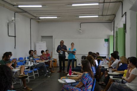 Diretor Sandro de Lima e a servidora Mara Guasco, integrante da comissão eleitoral, abriram o processo eleitoral